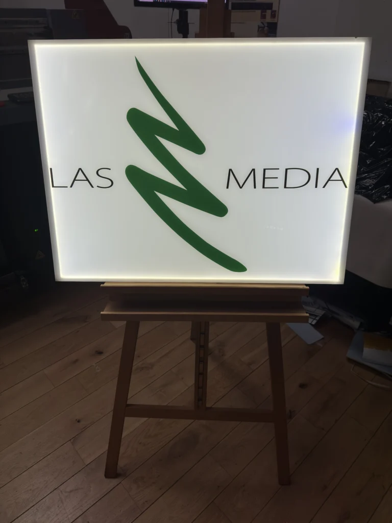 Kaseton LED z plexi opal na sztaludze, nadruk UV z logo, delikatna poświata krawędzi