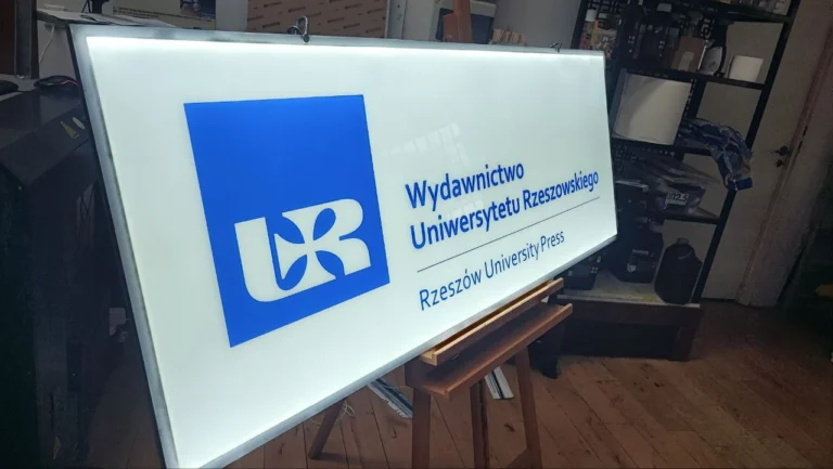 Podświetlany kaseton LED „Wydawnictwo Uniwersytetu Rzeszowskiego” z logo