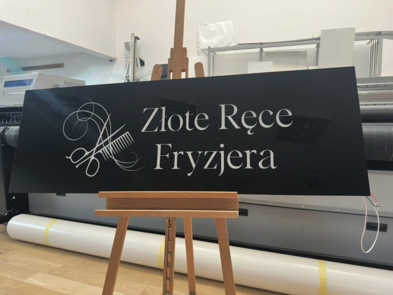 Szyld reklamowy z dibondu z drukiem UV, matowe czarne tło i precyzyjna grafika