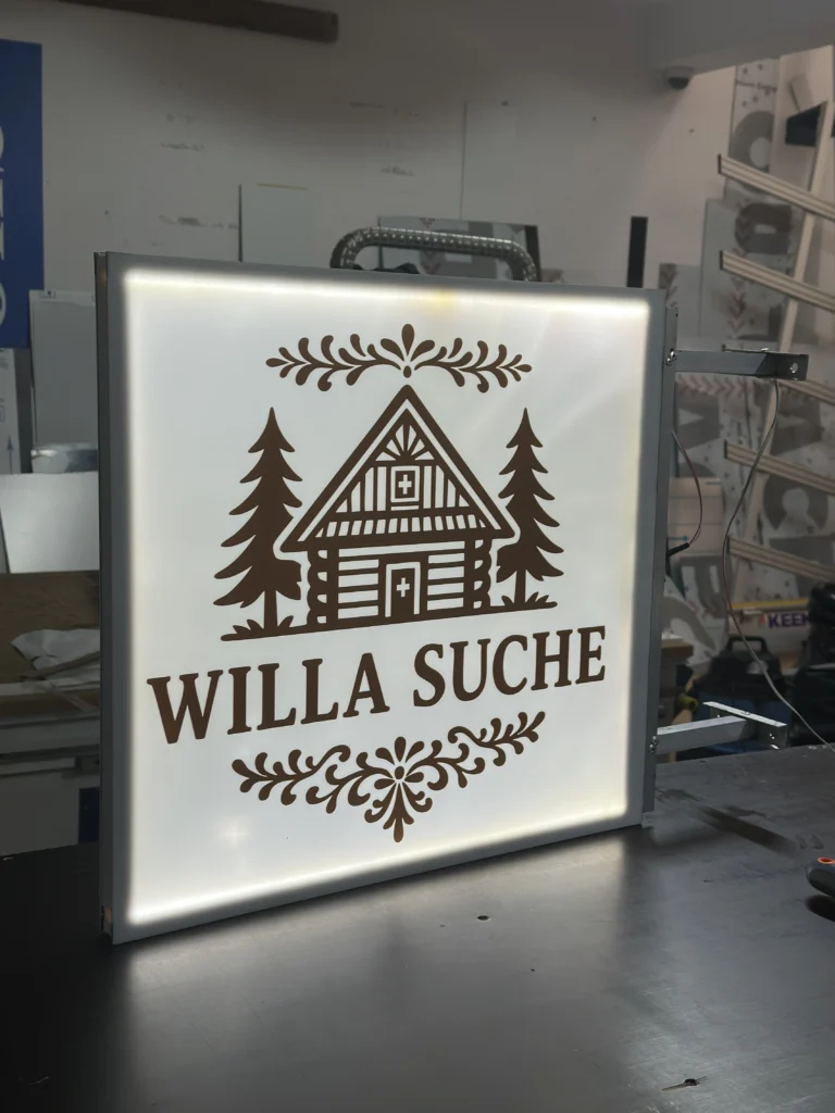 Ujęcie boczne kasetonu LED: profil aluminiowy, plexi opal i uchwyty do montażu na ścianie