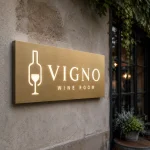 Kaseton z frezowanym logo z dibondu złoty szczotkowany dla wine roomu
