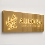 Złoty kaseton z dibondu z wypukłym logo dla salonu beauty