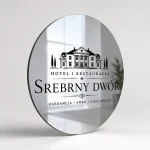 Okrągły szyld z dibondu do hotelu i restauracji