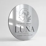 Srebrny lustrzany szyld z dibondu dla salonu urody