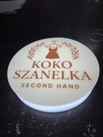 Okrągły kaseton z plexi z logo KOKO SZANELKA Second Hand, podświetlenie LED, druk UV