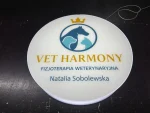 Okrągły kaseton z plexi z logo zwierząt VET HARMONY i nazwiskiem, szyld LED, druk UV