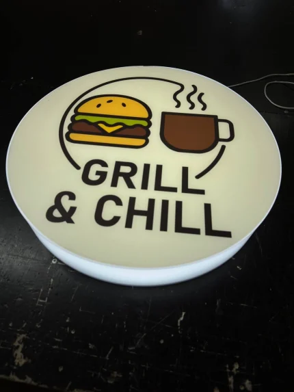 Podświetlany kaseton okrągły z plexi z napisem GRILL & CHILL, ikony burgera i kawy, UV