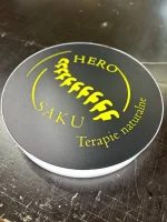 Okrągły kaseton LED z plexi HERO SAKU, motyw kręgosłupa, napisy Terapie naturalne, druk UV