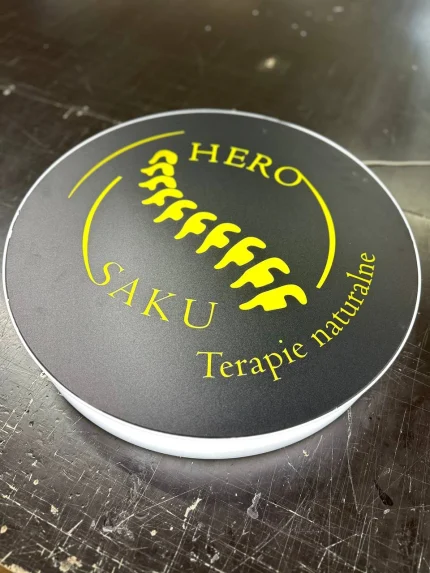 Okrągły kaseton LED z plexi HERO SAKU, motyw kręgosłupa, napisy Terapie naturalne, druk UV