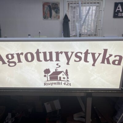 Podświetlany kaseton LED „Agroturystyka Rzepniki 42A” z nadrukiem