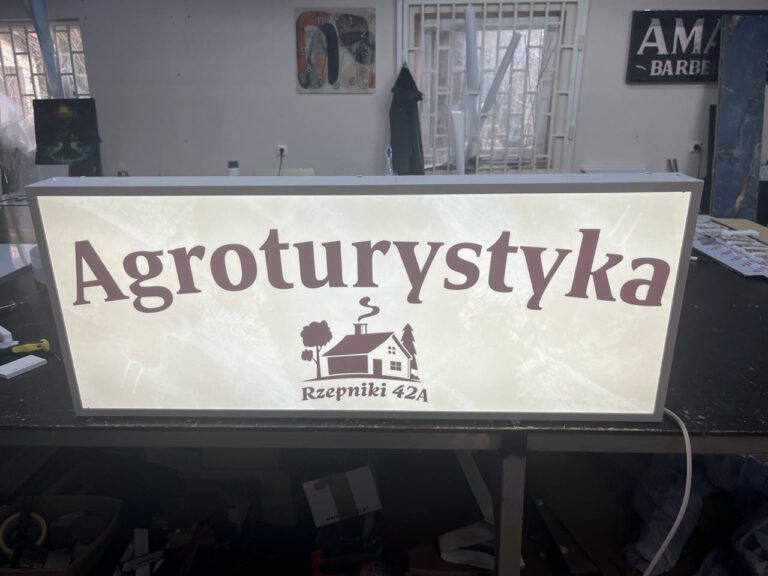 Podświetlany kaseton LED „Agroturystyka Rzepniki 42A” z nadrukiem