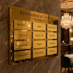 Złota tablica informacyjna zbiorcza Dibond dla restauracji