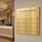 Tablica informacyjna zbiorcza Dibond przy recepcji salonu