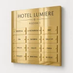 Złota tablica informacyjna zbiorcza Dibond dla hotelu