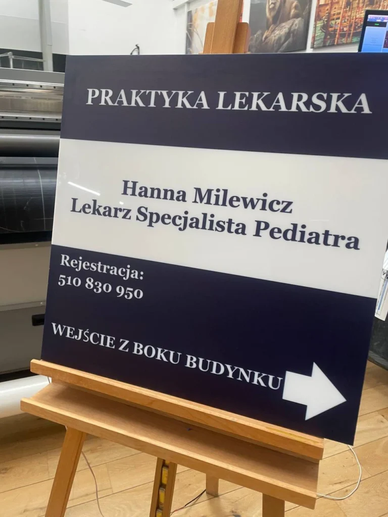 Tablica informacyjna do gabinetu z nadrukiem UV, czytelna typografia i strzałka kierunkowa