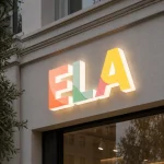 Kolorowe litery przestrzenne z plexi na elewacji