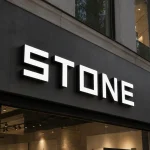 Litery reklamowe LED z dibondu na elewacji – STONE