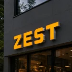 Pomarańczowe litery przestrzenne LED na elewacji – ZEST