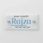 szyld z plexi na dystansach biuro podróży logo druk UV