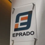 plexi tabliczka reklamowa na dystansach logo firmy nowoczesny design