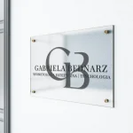tabliczka z plexi na dystansach gabinet kosmetologii logo na szkle