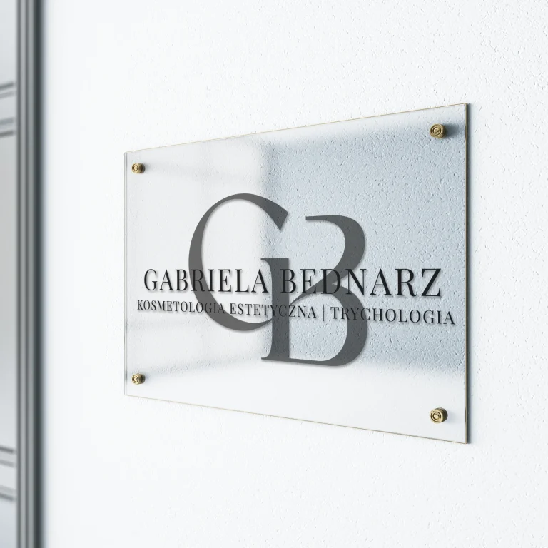 tabliczka z plexi na dystansach gabinet kosmetologii logo na szkle