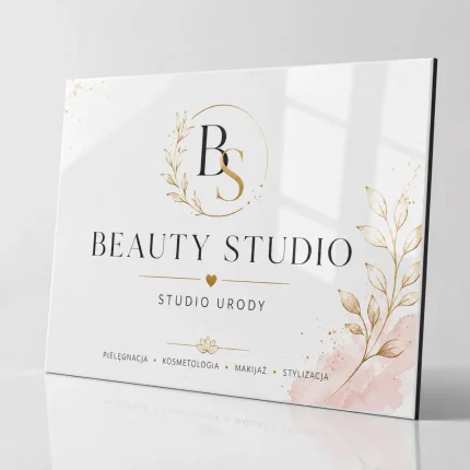 Biała tablica z dibondu dla beauty studio