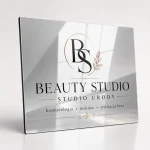 Lustrzana tablica z dibondu w kolorze srebrnym dla beauty studio