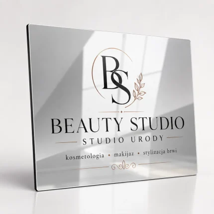 Lustrzana tablica z dibondu w kolorze srebrnym dla beauty studio