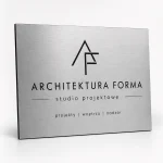 Srebrna szczotkowana tablica z dibondu dla studia projektowego