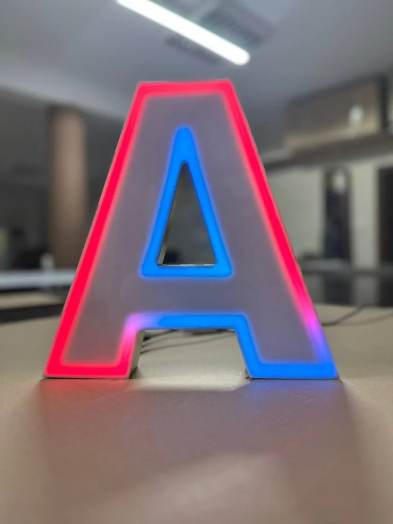 litera A RGB LED zmiana kolorów podświetlenie reklama