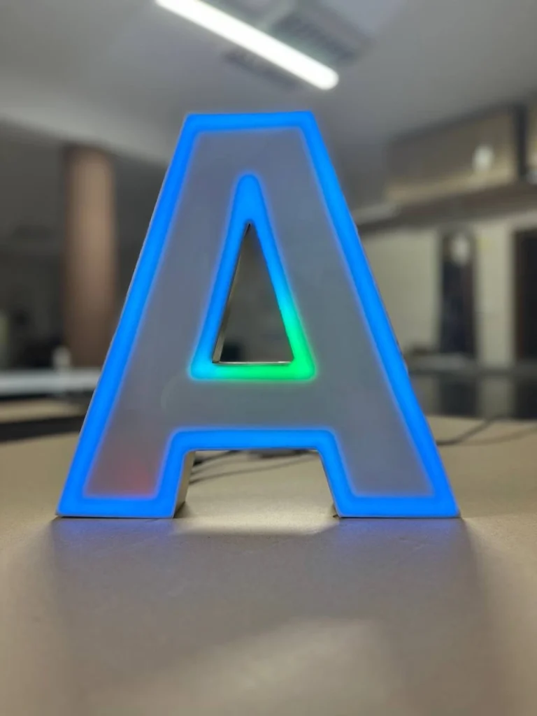 litera A LED niebieskie zielone światło reklama 3D
