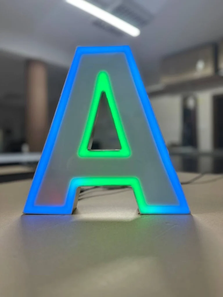 litera A LED z dibondu podświetlana RGB z efektem kolorów