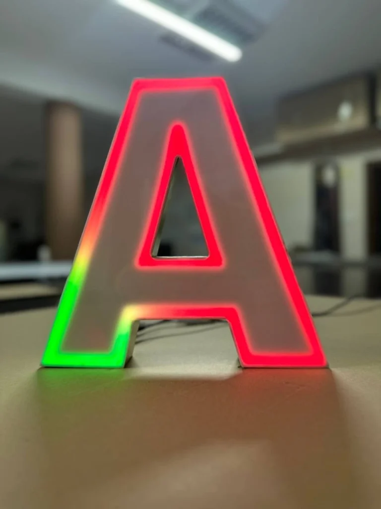litera A LED z czerwonym podświetleniem reklama z dibondu