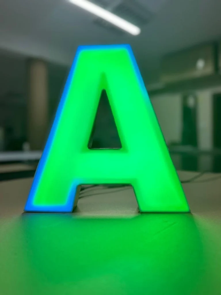 litera A LED zielona z niebieską obwódką podświetlana