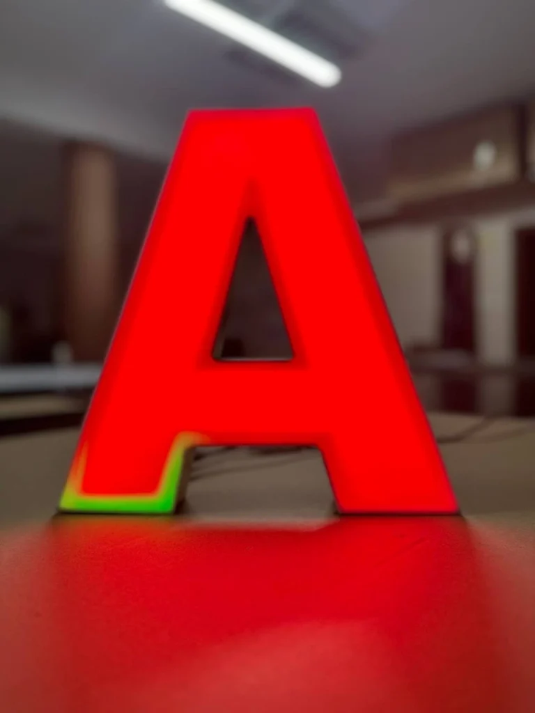 litera A LED czerwone podświetlenie litery reklamowe