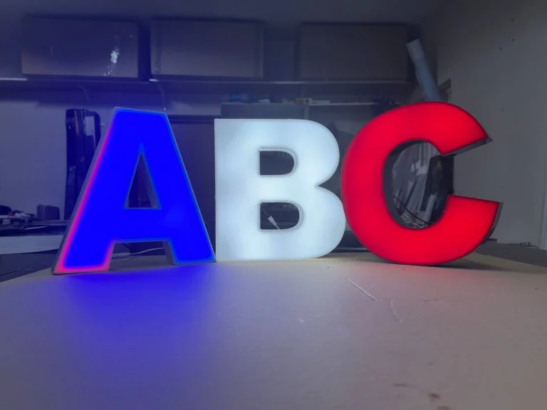 litery LED ABC podświetlane RGB z dibondu reklama świetlna 3D