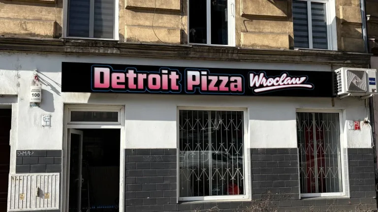 Kaseton reklamowy LED z profilem aluminiowym na elewacji pizzerii