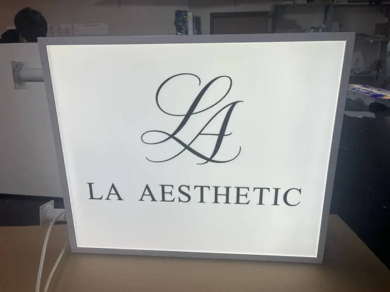 Kaseton reklamowy dwustronny frezowany dla gabinetu beauty