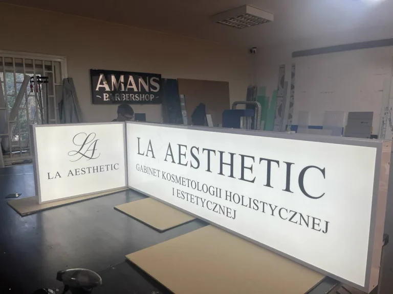 Długi kaseton reklamowy dwustronny frezowany dla gabinetu