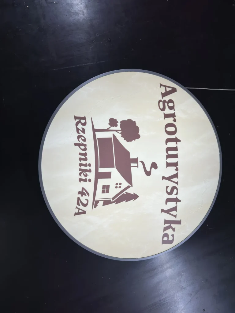 Kaseton reklamowy okrągły dla agroturystyki z logo