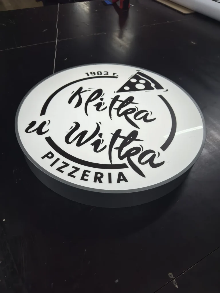 Kaseton reklamowy okrągły dla pizzerii z czarnym logo