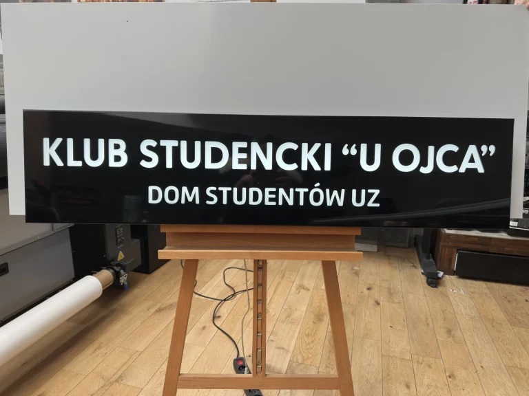 Kaseton reklamowy dla klubu studenckiego z podświetleniem
