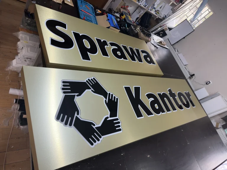 Kaseton reklamowy dla kantoru z literami i logo