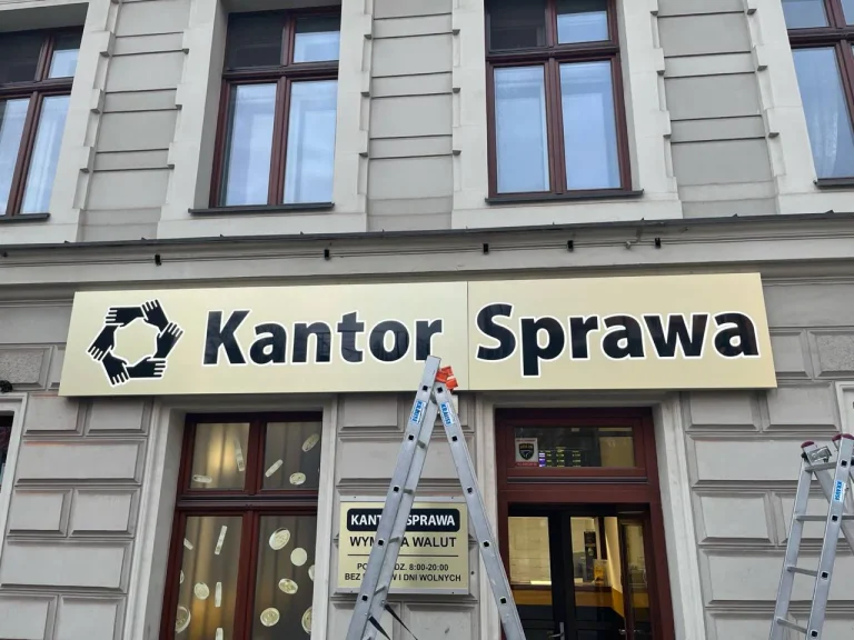 Kaseton reklamowy na elewacji kantoru
