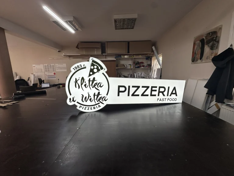 Podświetlany kaseton reklamowy dla pizzerii