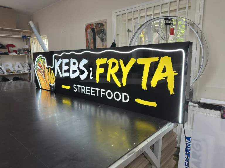 Czarny kaseton reklamowy dla lokalu street food