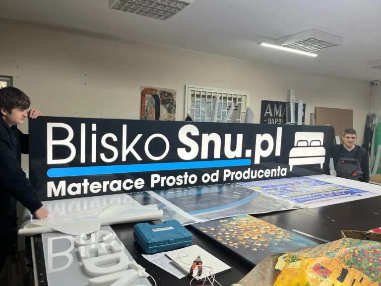 Duży kaseton reklamowy dla sklepu z materacami