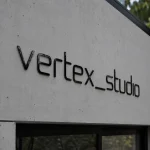 Czarne logo z plexi 3D na ścianę