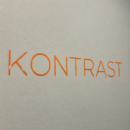 Litery reklamowe z plexi pomarańczowe